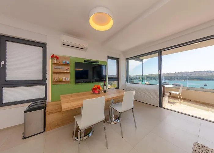 아파트 Adoria 반졸레